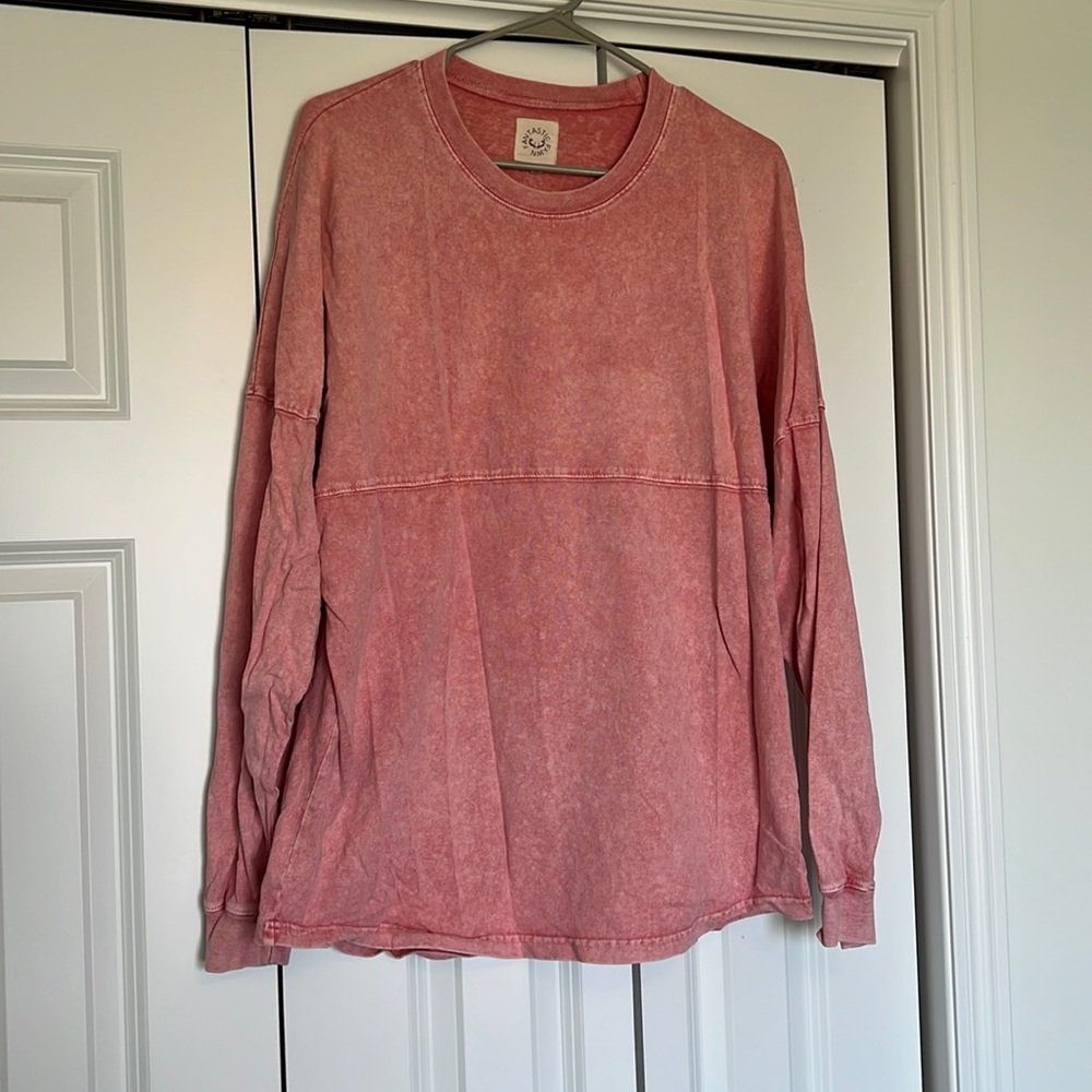 Long sleeve mineral wash crew neck.